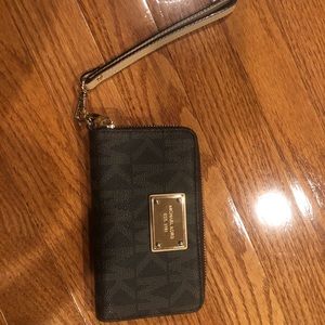 MICHAEL KORS wristlet